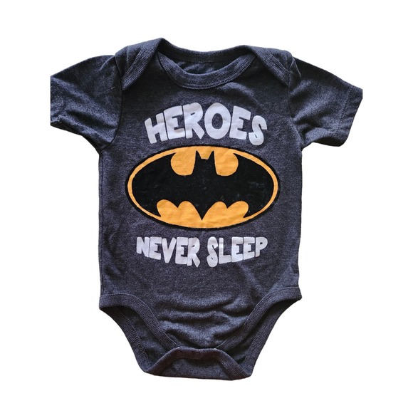 Batman Heroes Never Sleep Bodysuit Boys 6/9M Charcoal Gray Graphic Logo DC Comic - Picture 3 of 6